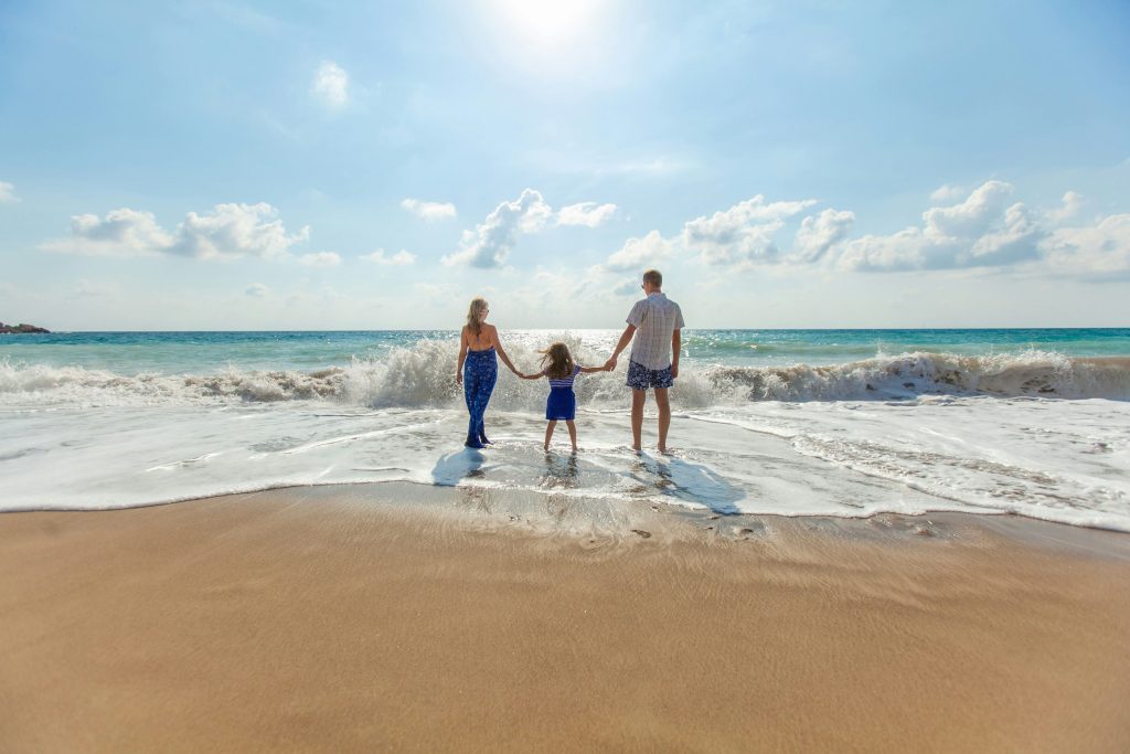 famiglia con bambino in spiaggia