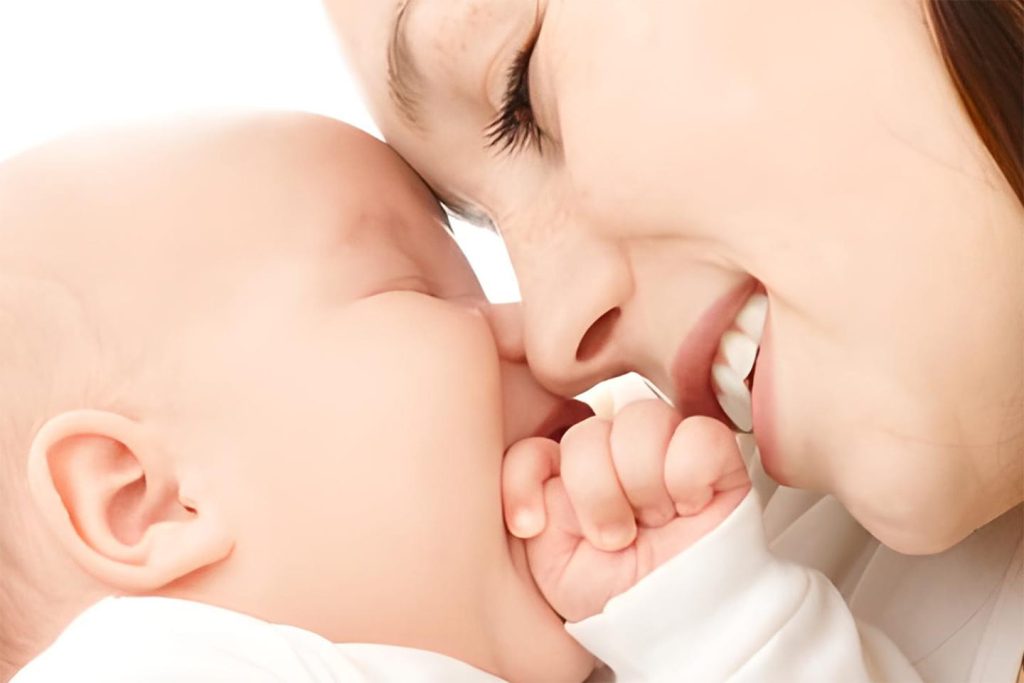 Mamma che tiene in braccio il suo bambino