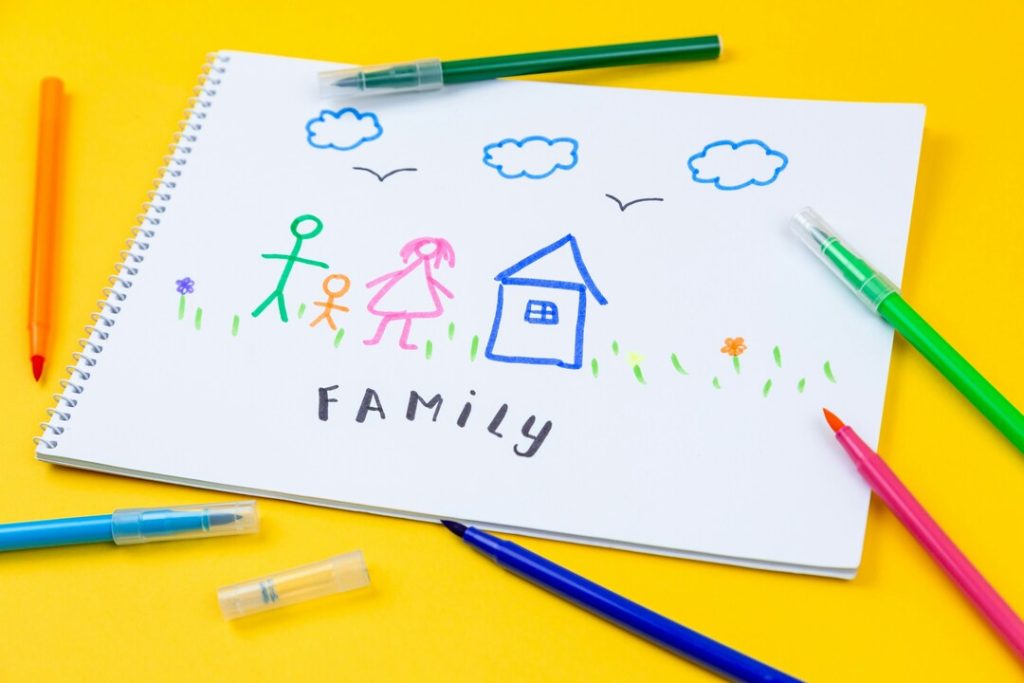 disegno con i pastelli di una famiglia e una casa