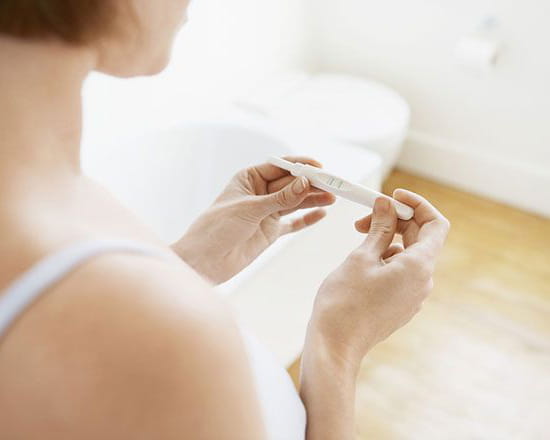 Test di gravidanza tra le mani di una donna